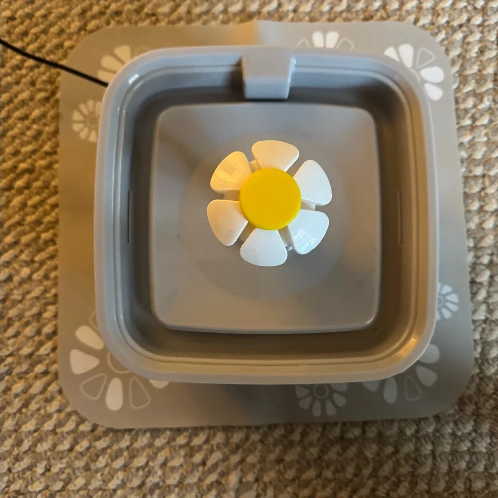 Veken Pet Water Fountain with Daisy top, 8 filters included